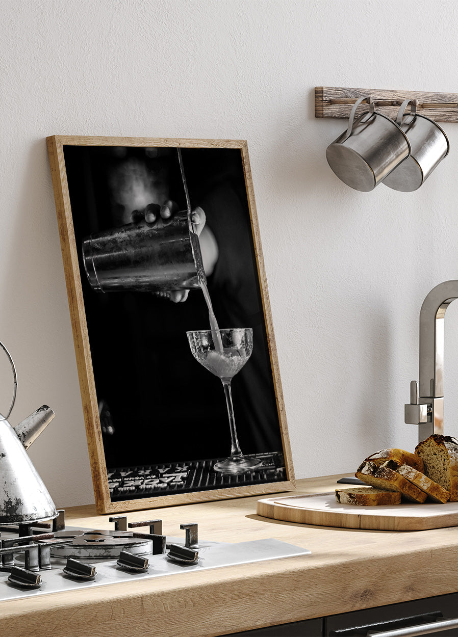 Bartender Makes a Cocktail Plakat - Posterbox.dk