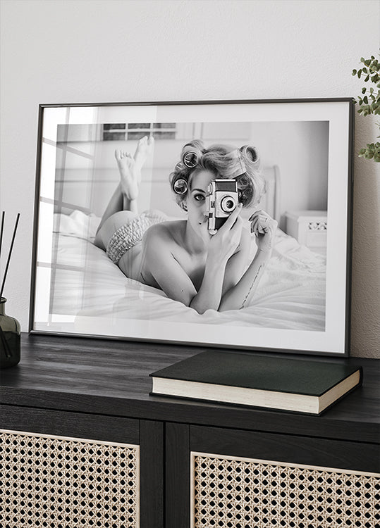 Tyttö, napsautus ja kihara Juliste