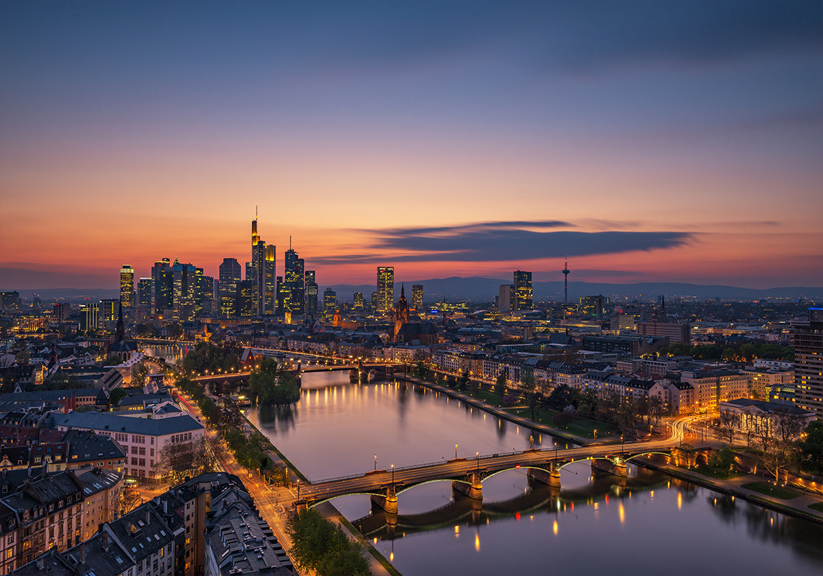 Frankfurtin siluetti auringonlaskun aikaan