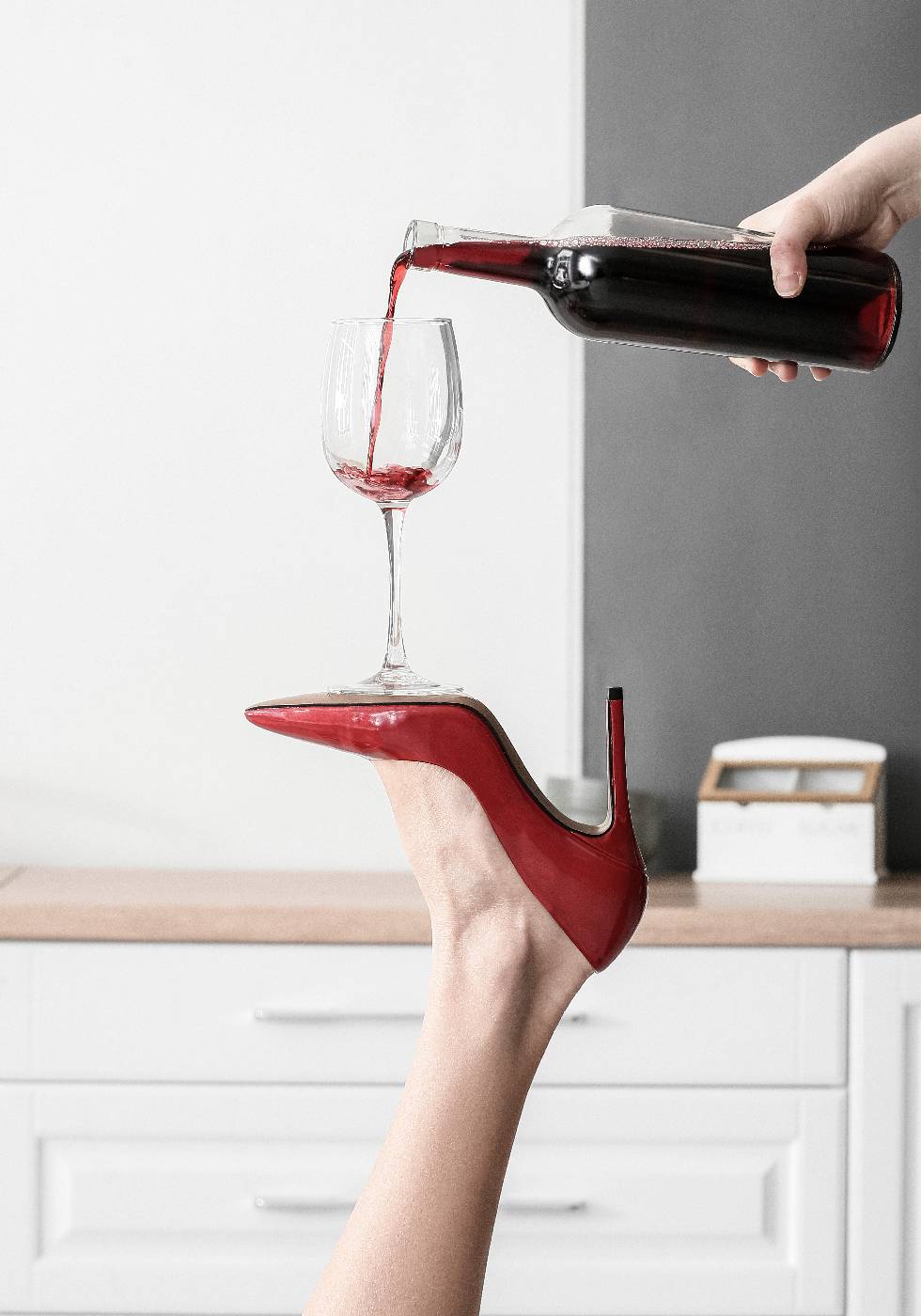 Pouring Red Wine Heels Plakat - Posterbox.no