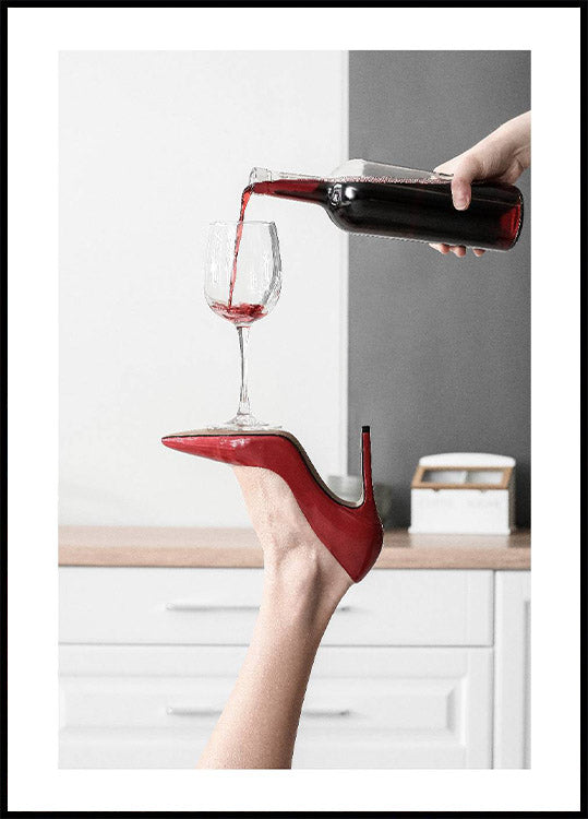 Pouring Red Wine Heels Plakat - Posterbox.no