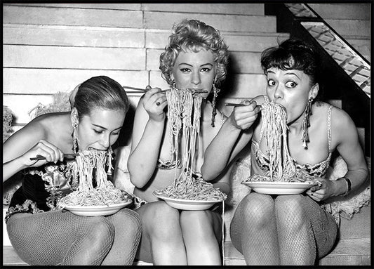 Women Eating Spaghetti Plakat - Posterbox.no