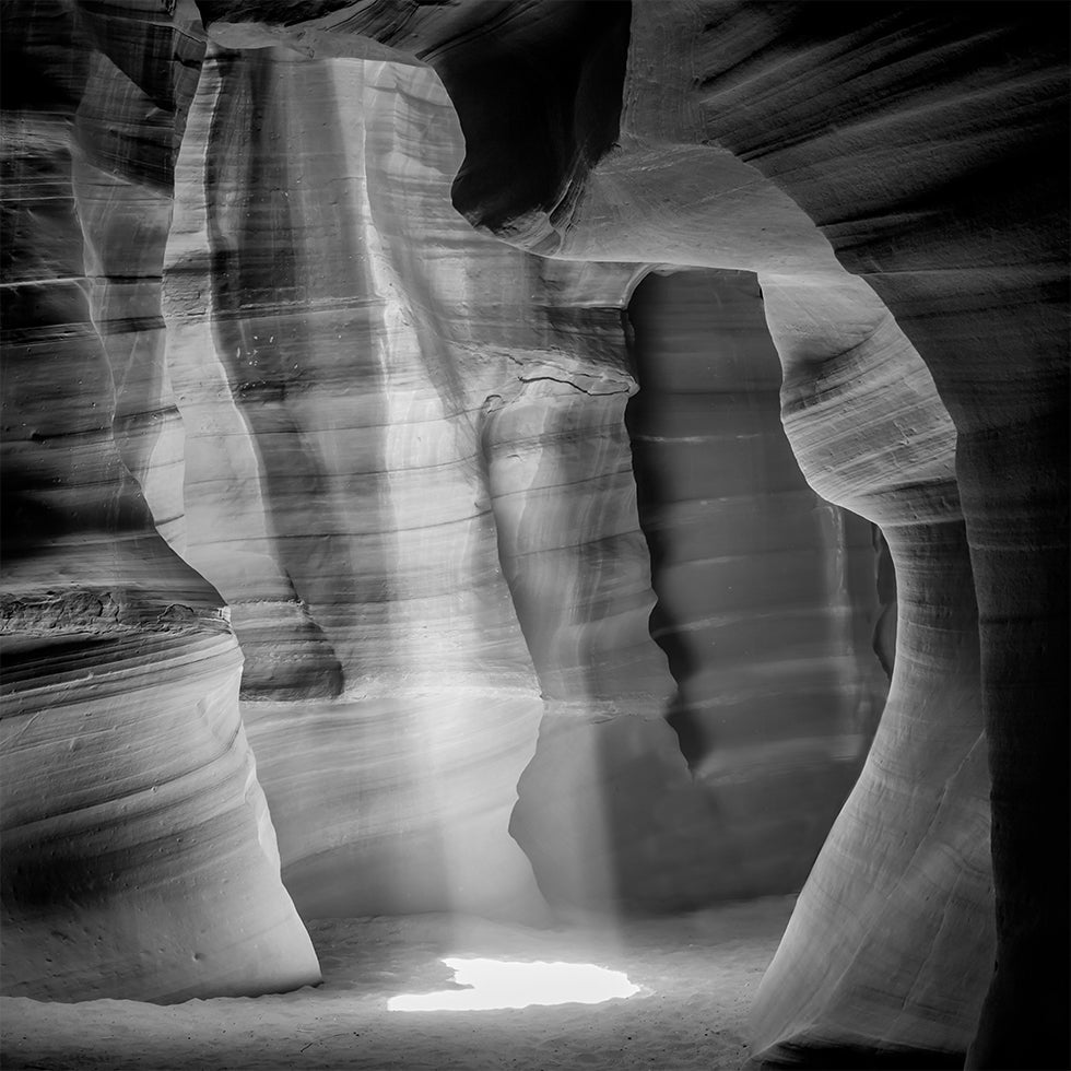 MONOCHROME ANTELOPE CANYON Upea valonsädejuliste
