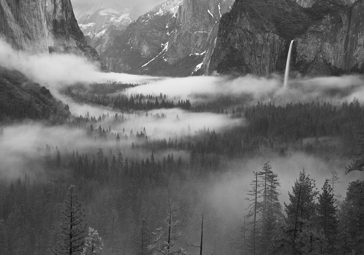 Sumu kelluu Yosemiten laaksossa