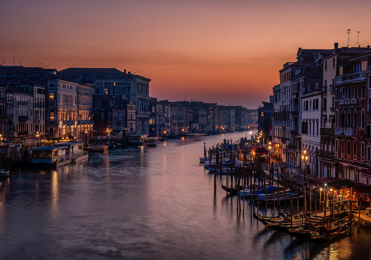 Venetsian Grand Canal auringonlaskun aikaan