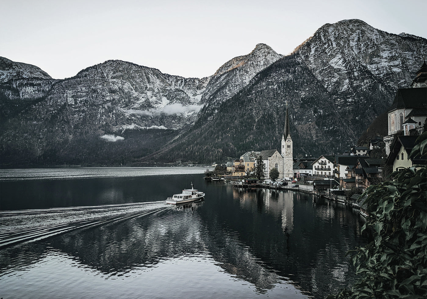 Serene Mountain Village -heijastusjuliste