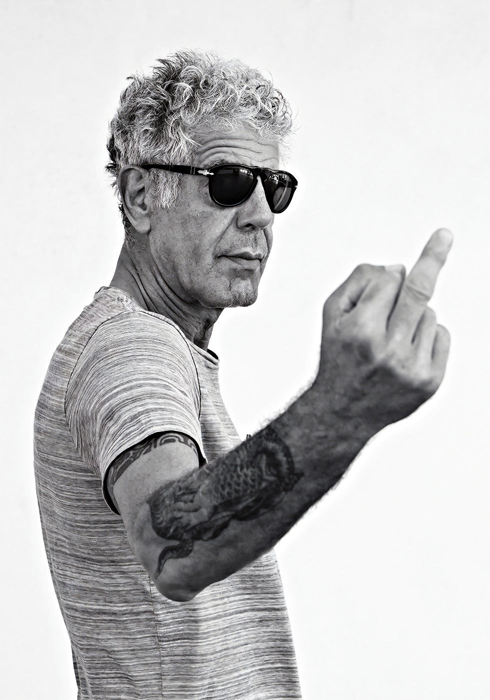 Anthony Bourdain keskisormen juliste