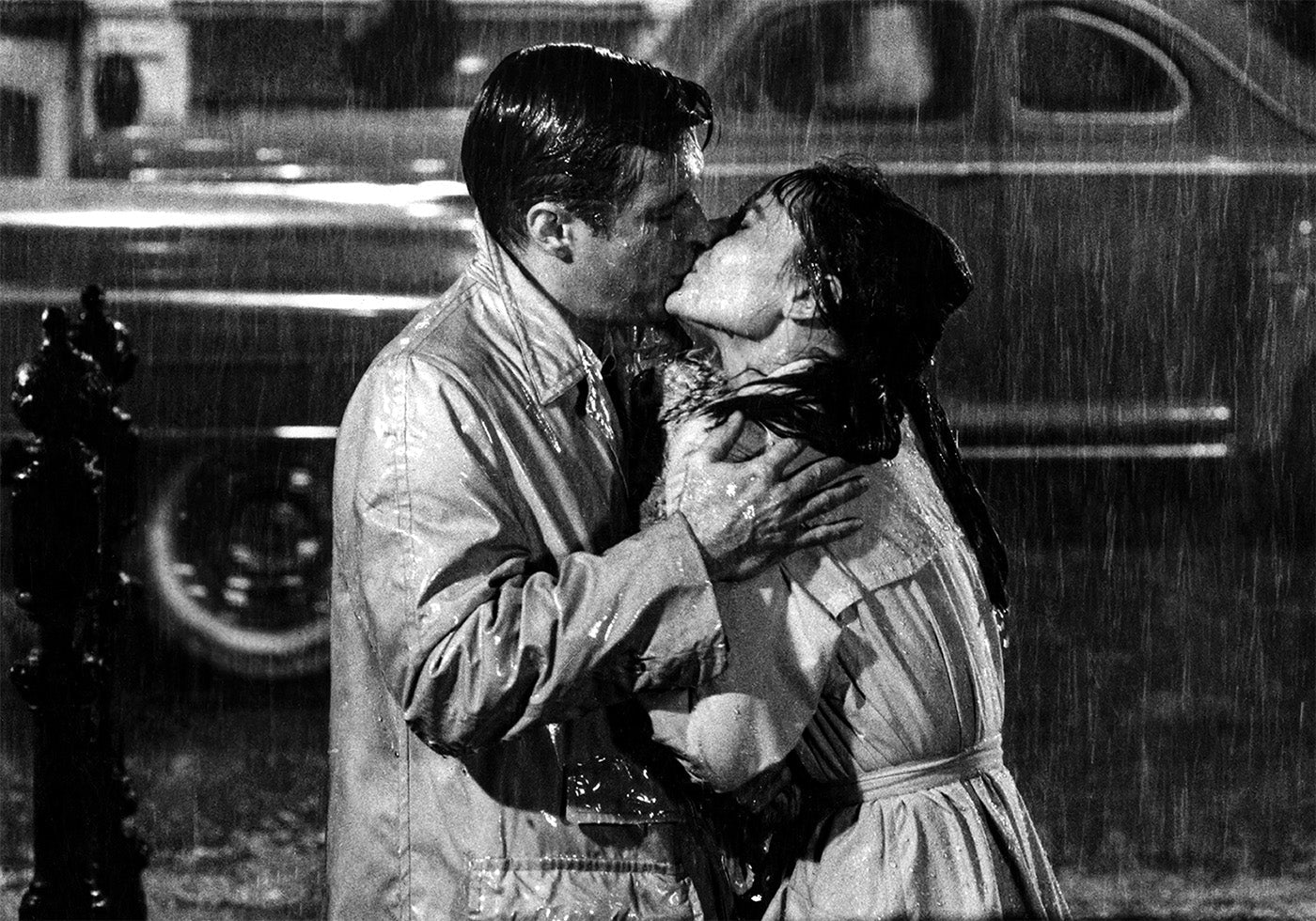 Audrey Hepburn &amp; George Peppard - Aamiainen Tiffany's Posterissa