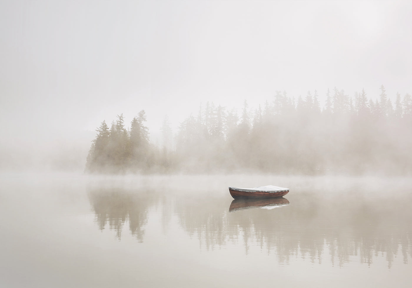 Yksinäinen vene sumuisella järvellä -julisteella 