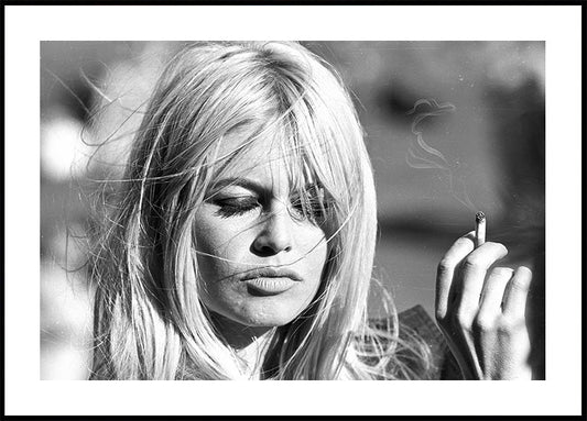 Brigitte Bardot tupakan päällä -julisteella 