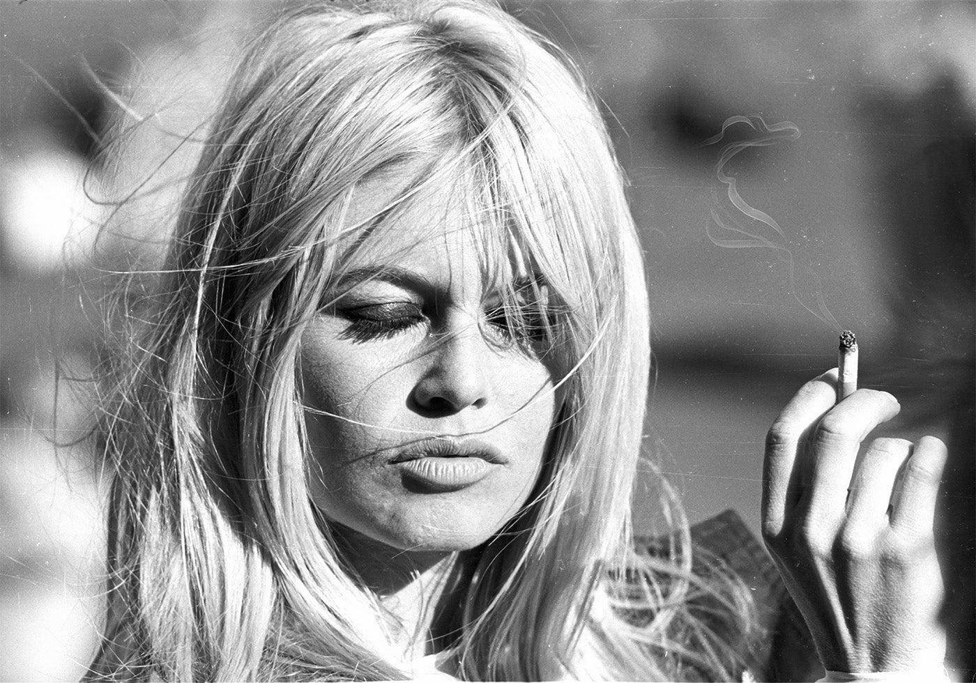 Brigitte Bardot tupakan päällä -julisteella 