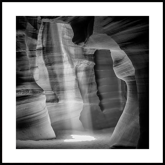 MONOCHROME ANTELOPE CANYON Upea valonsädejuliste