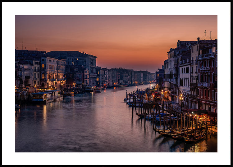 Venetsian Grand Canal auringonlaskun aikaan