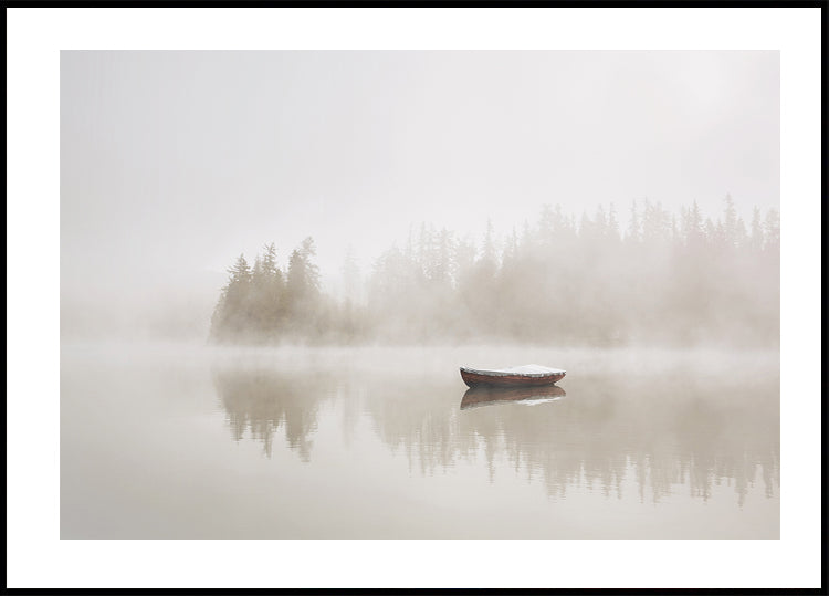 Yksinäinen vene sumuisella järvellä -julisteella 