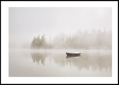 Yksinäinen vene sumuisella järvellä -julisteella 