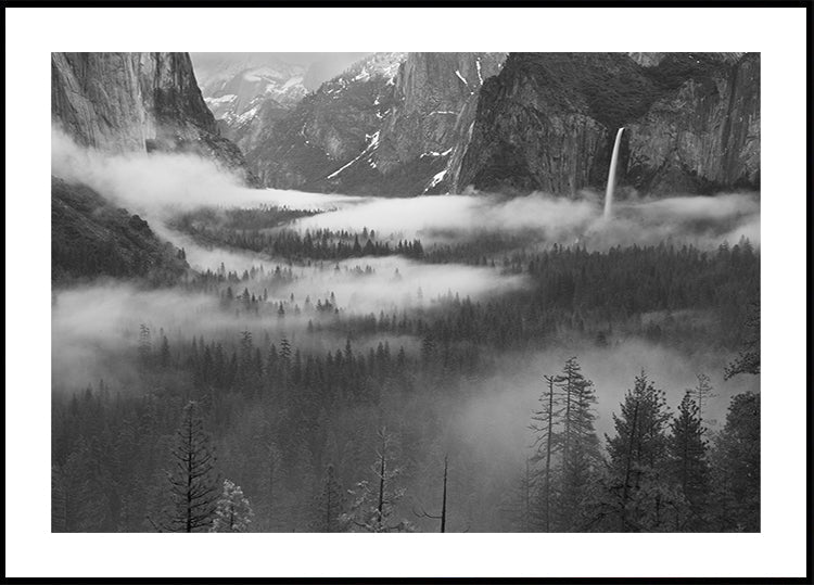 Sumu kelluu Yosemiten laaksossa