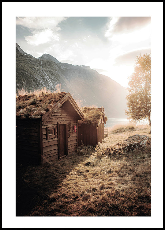 Maalaismaiset talot auringonlaskun aikaan Lovatnet Lake -julisteella 