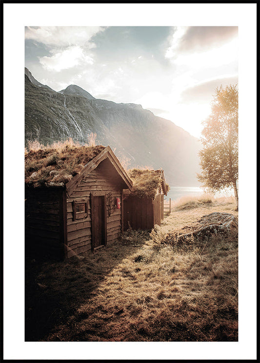 Maalaismaiset talot auringonlaskun aikaan Lovatnet Lake -julisteella 