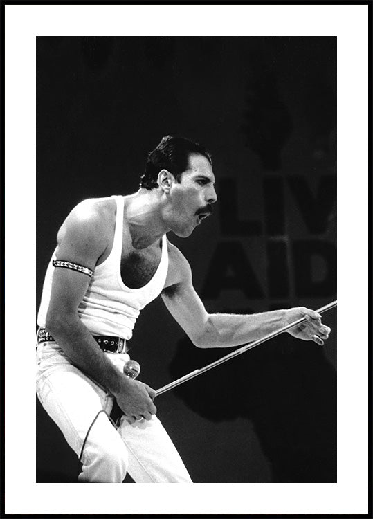 Freddie Mercury näyttämöjulisteella 