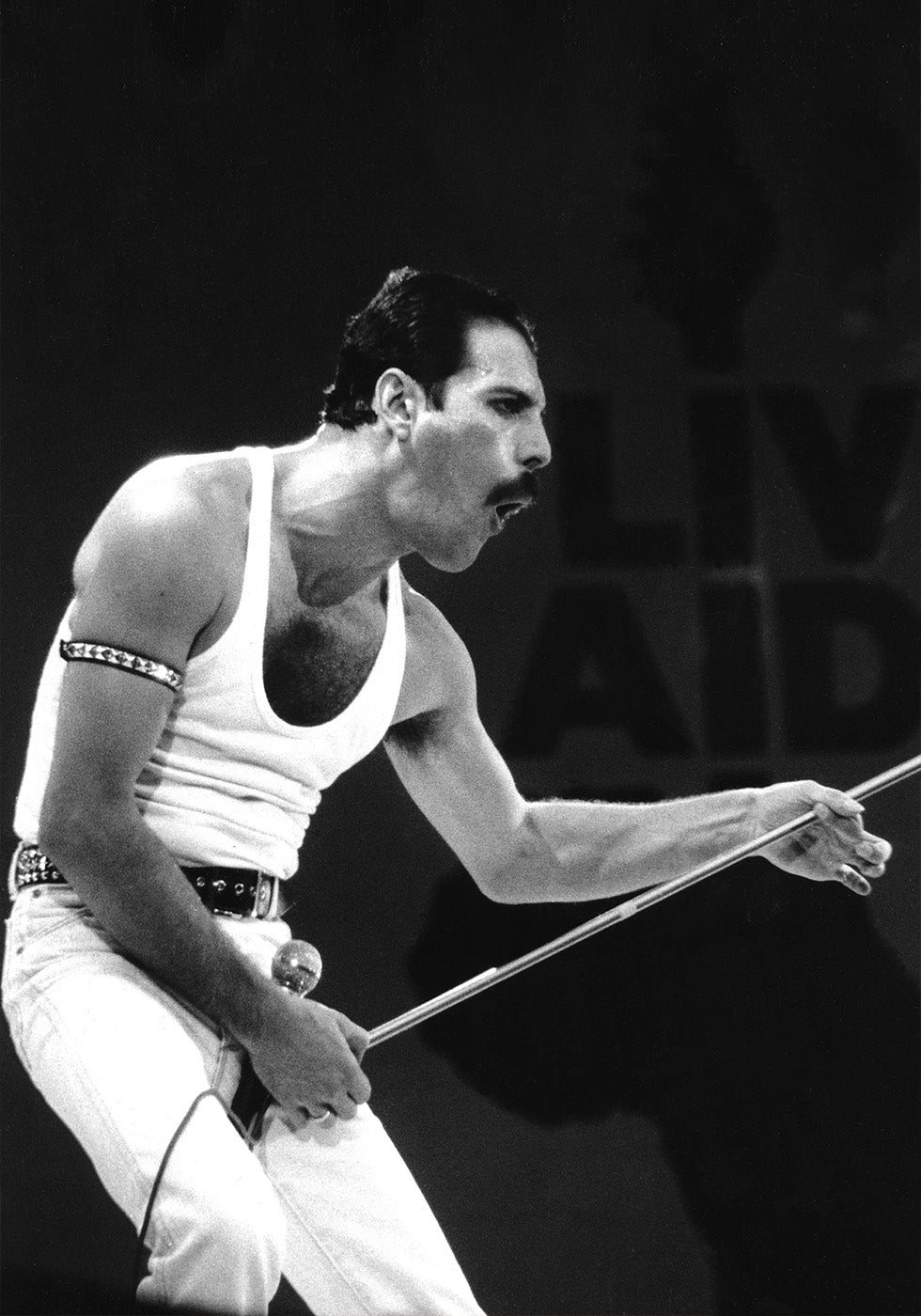 Freddie Mercury näyttämöjulisteella 