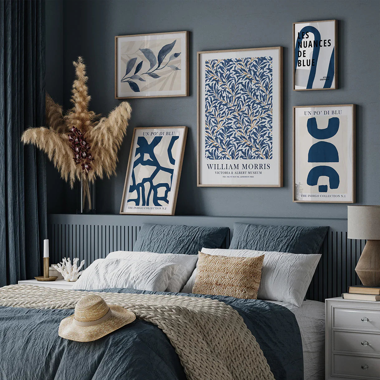 Elegant Wall Art Display in a Bedroom Plakat - Posterbox.dk