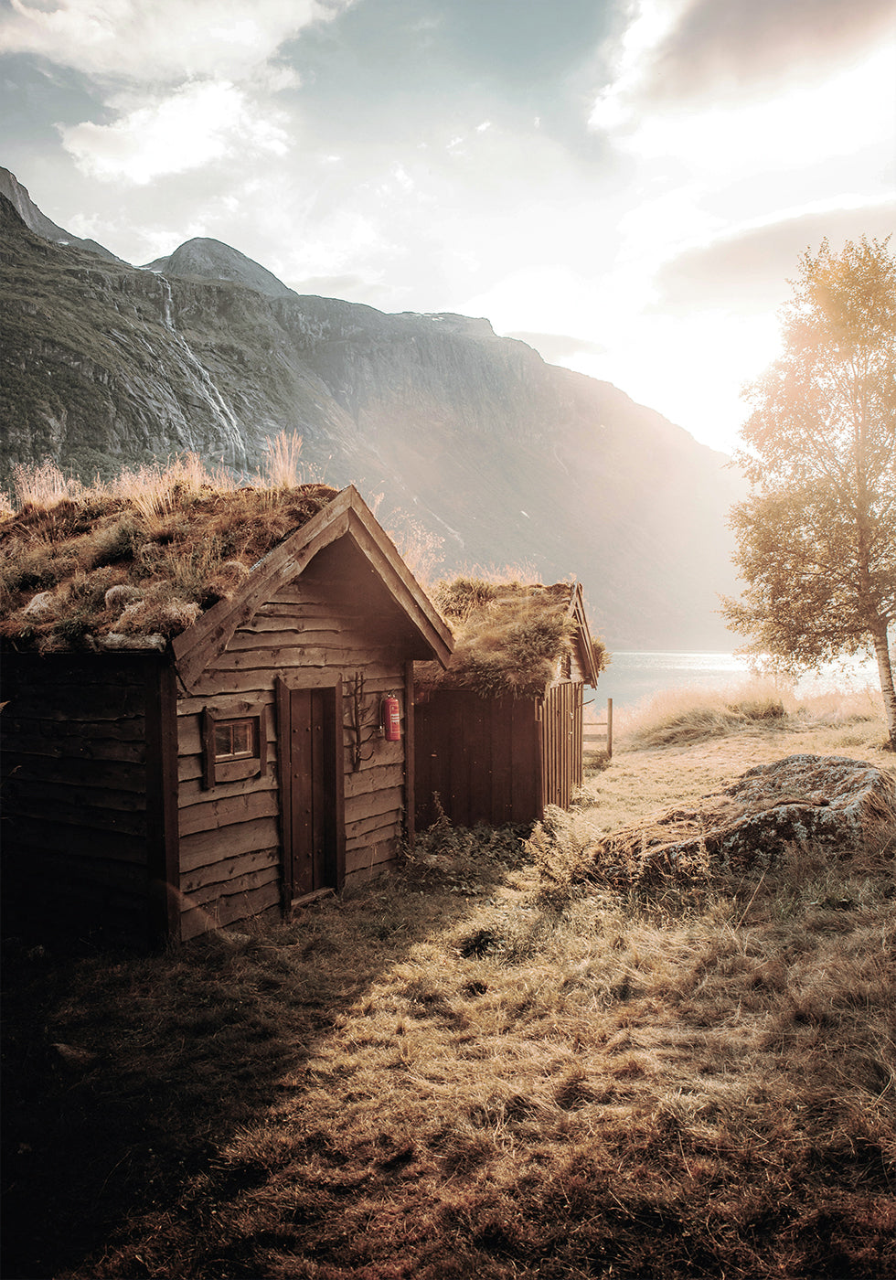 Maalaismaiset talot auringonlaskun aikaan Lovatnet Lake -julisteella 