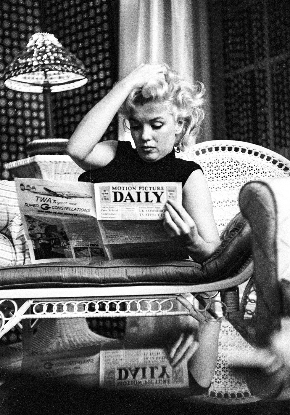 Marilyn Monroe lukee sanomalehtiä juliste 