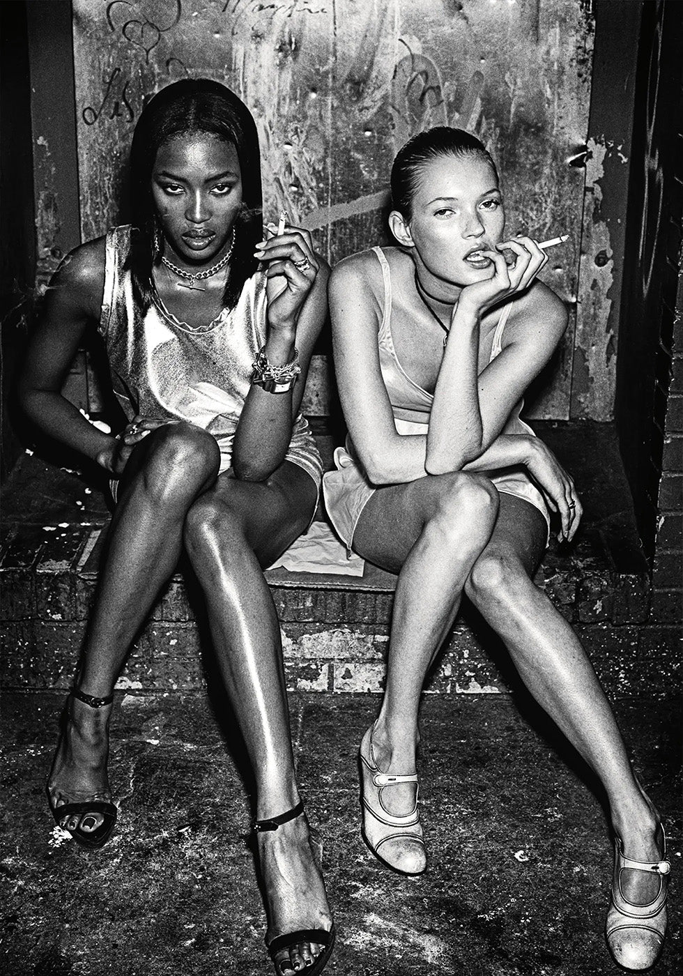 Chic Elegance: Naomi &amp; Kate Smoking Juliste