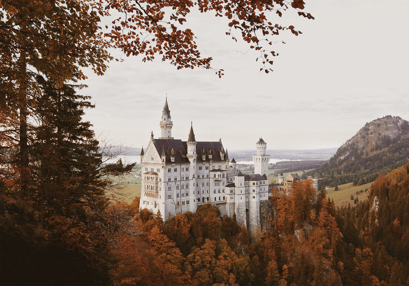 Majestic Castle in Autumn Landscape -juliste