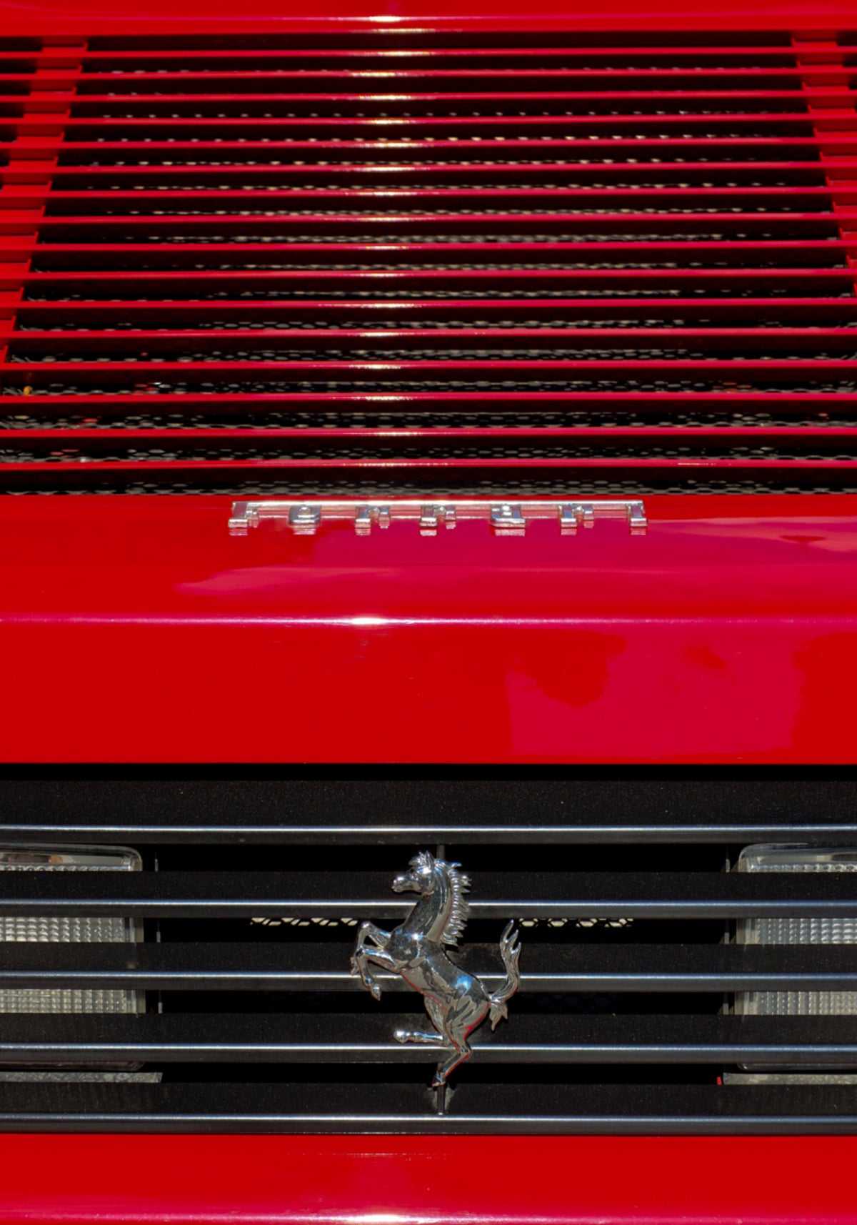 Klassinen punainen urheiluauto