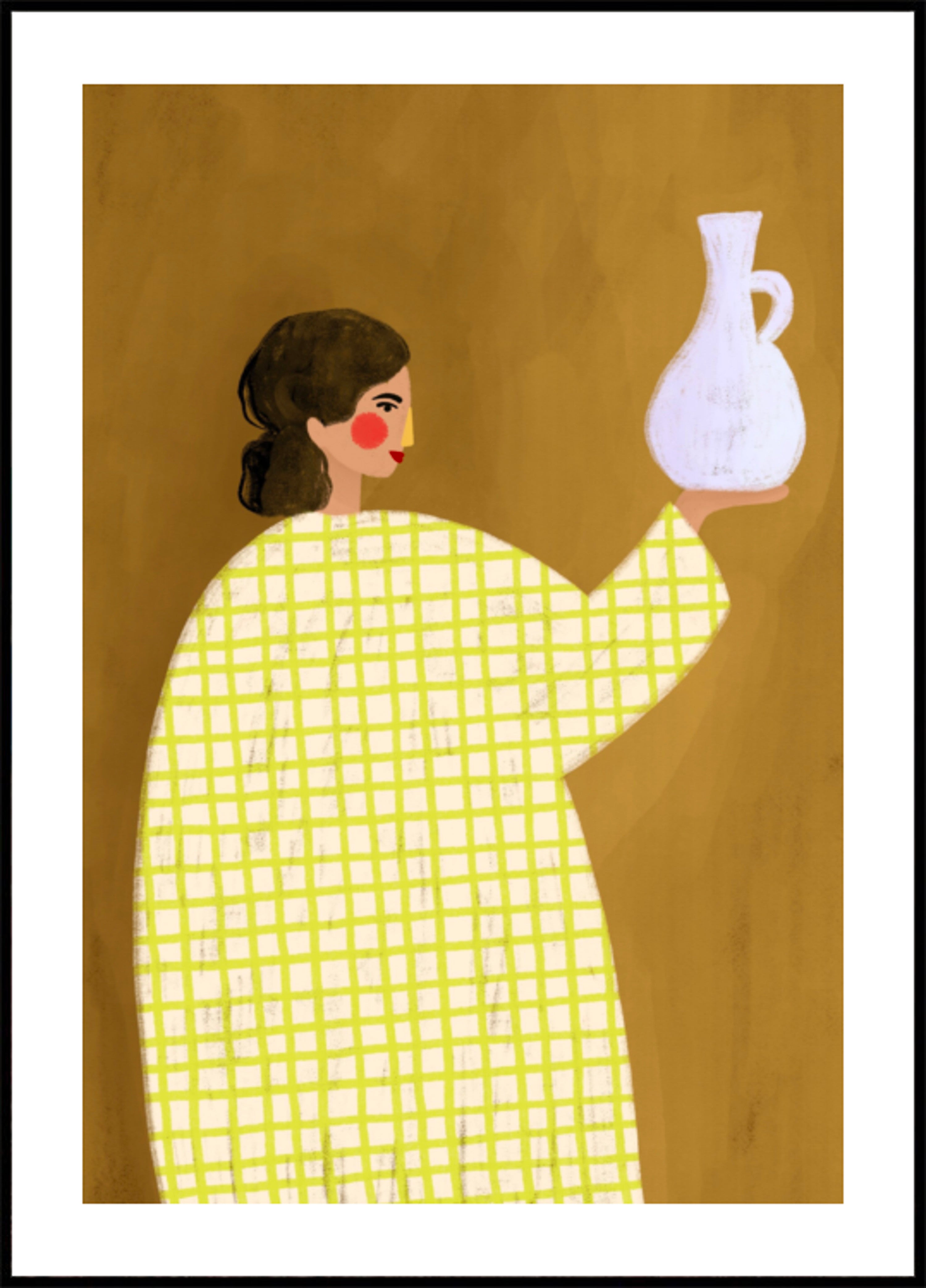 Nainen pitelee keramiikkaa