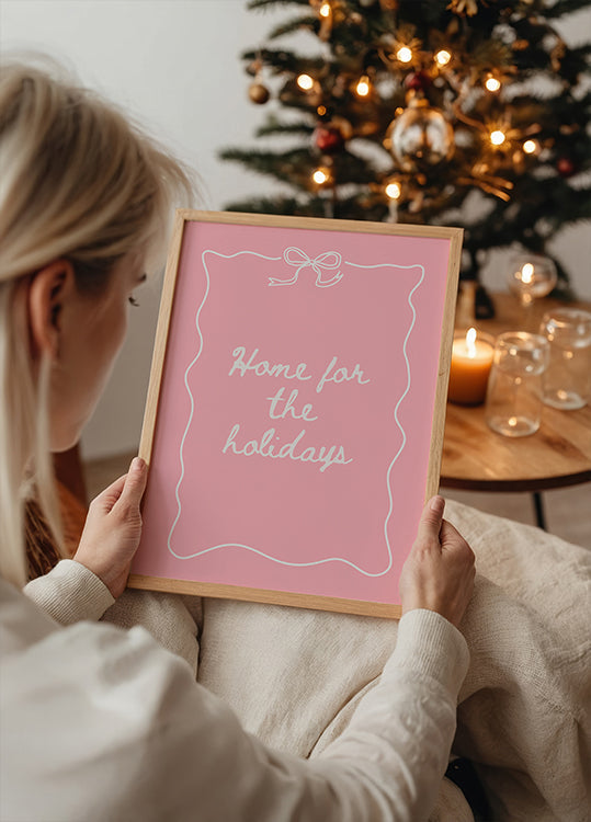 Home for the Holidays – valkoinen vaaleanpunaisella julisteella