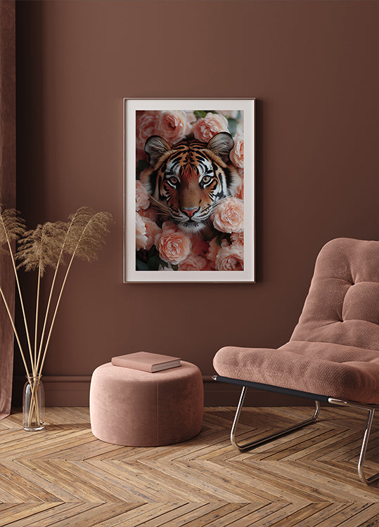 Tiger Among Peach Roses Plakat - Posterbox.dk