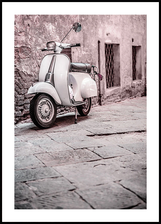 Vintage Scooter in Cobblestone Alley Plakat - Posterbox.dk