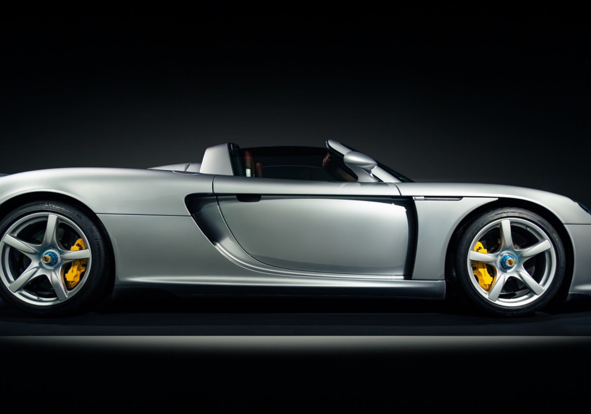 Tyylikäs hopeinen superauto