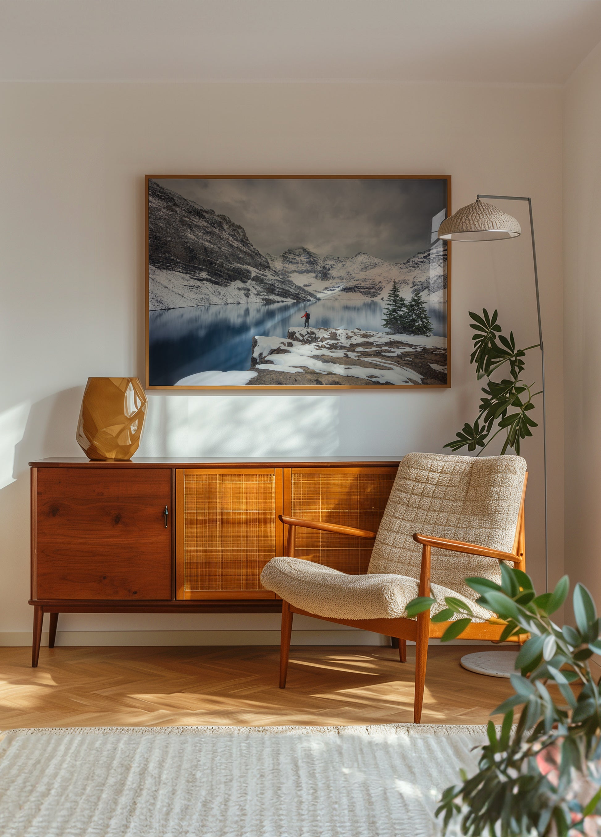 Retkeilijä Snowy Lakella