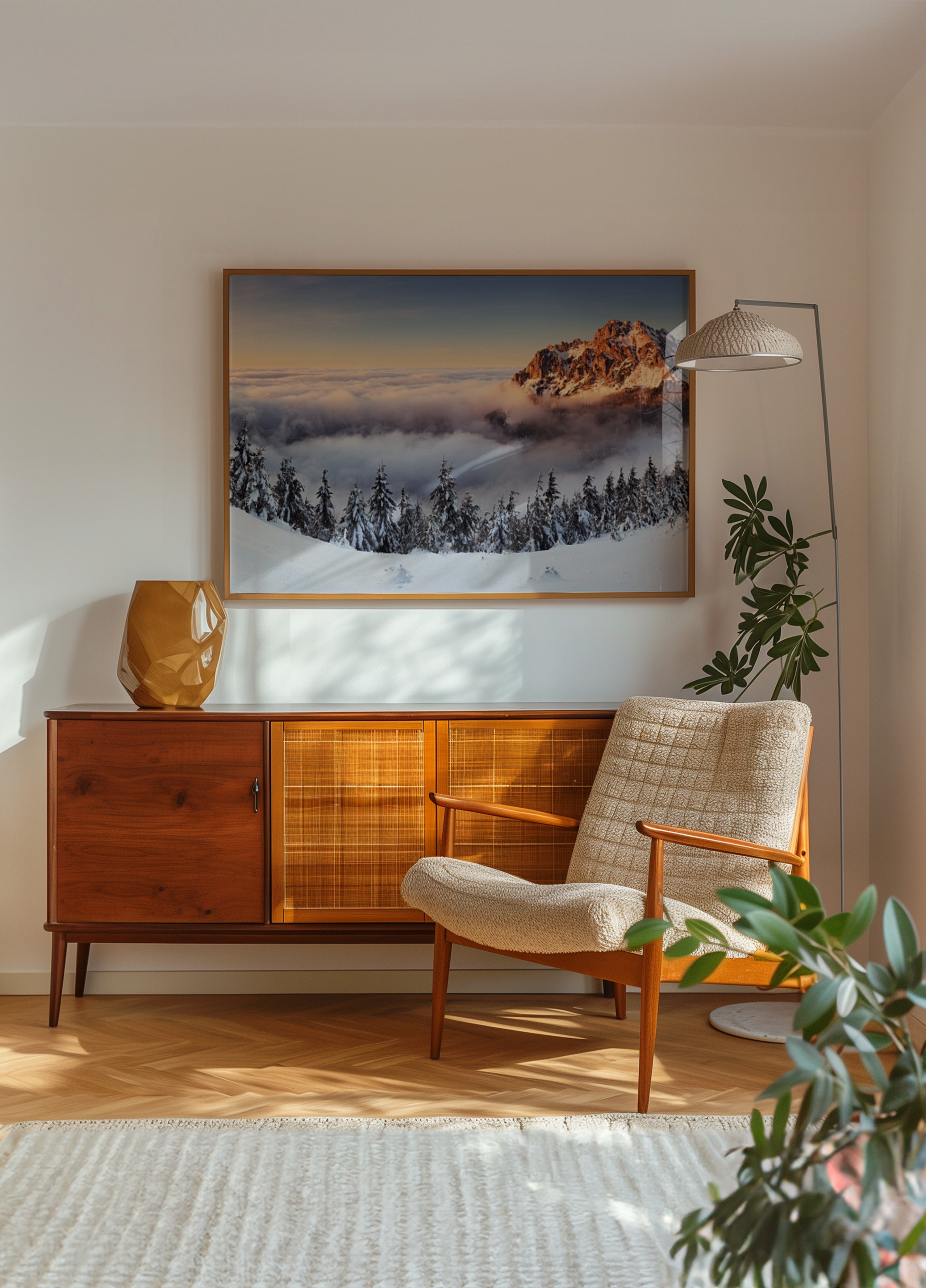 Kultainen vuori pilvien yllä