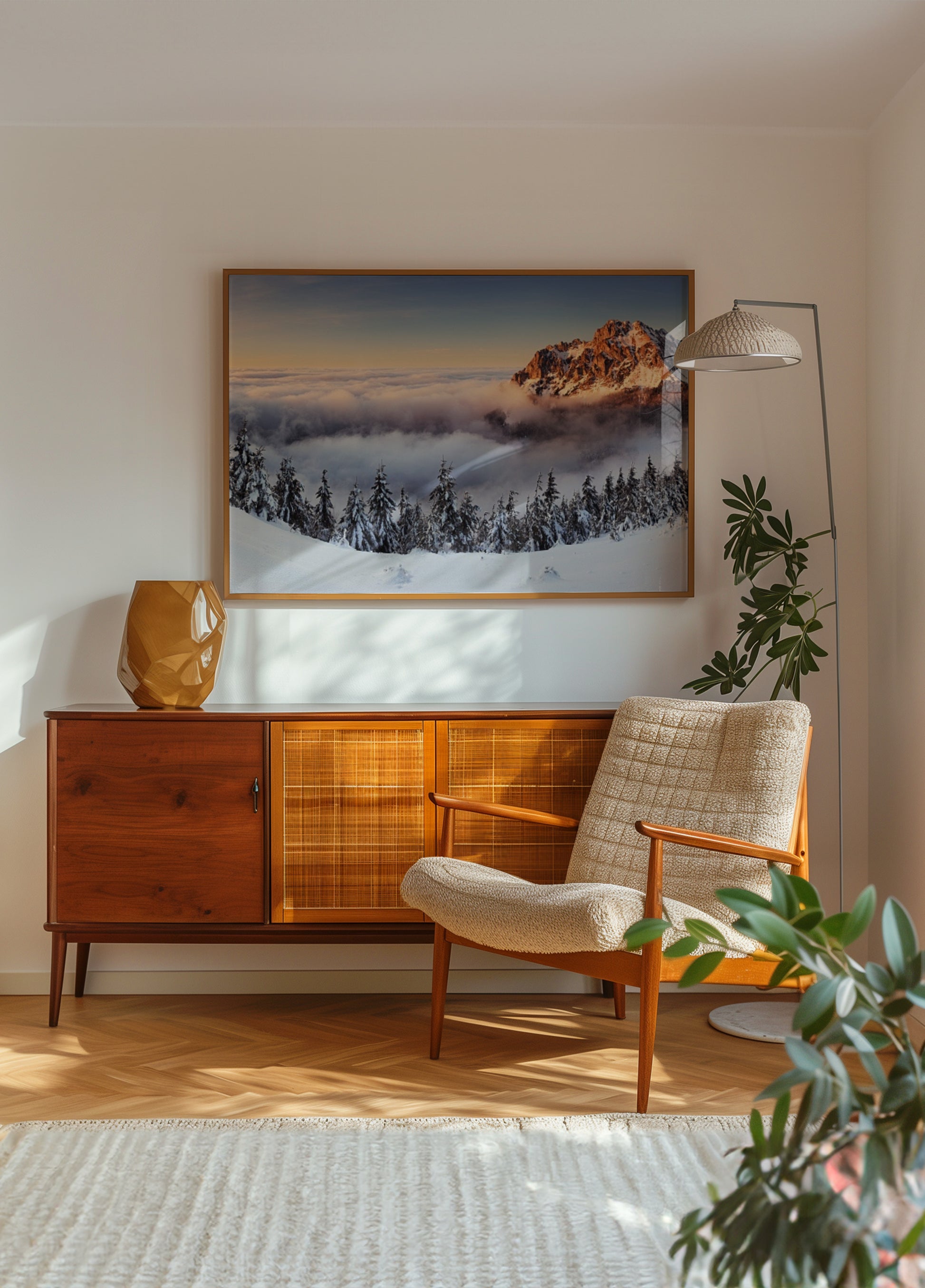 Kultainen vuori pilvien yllä