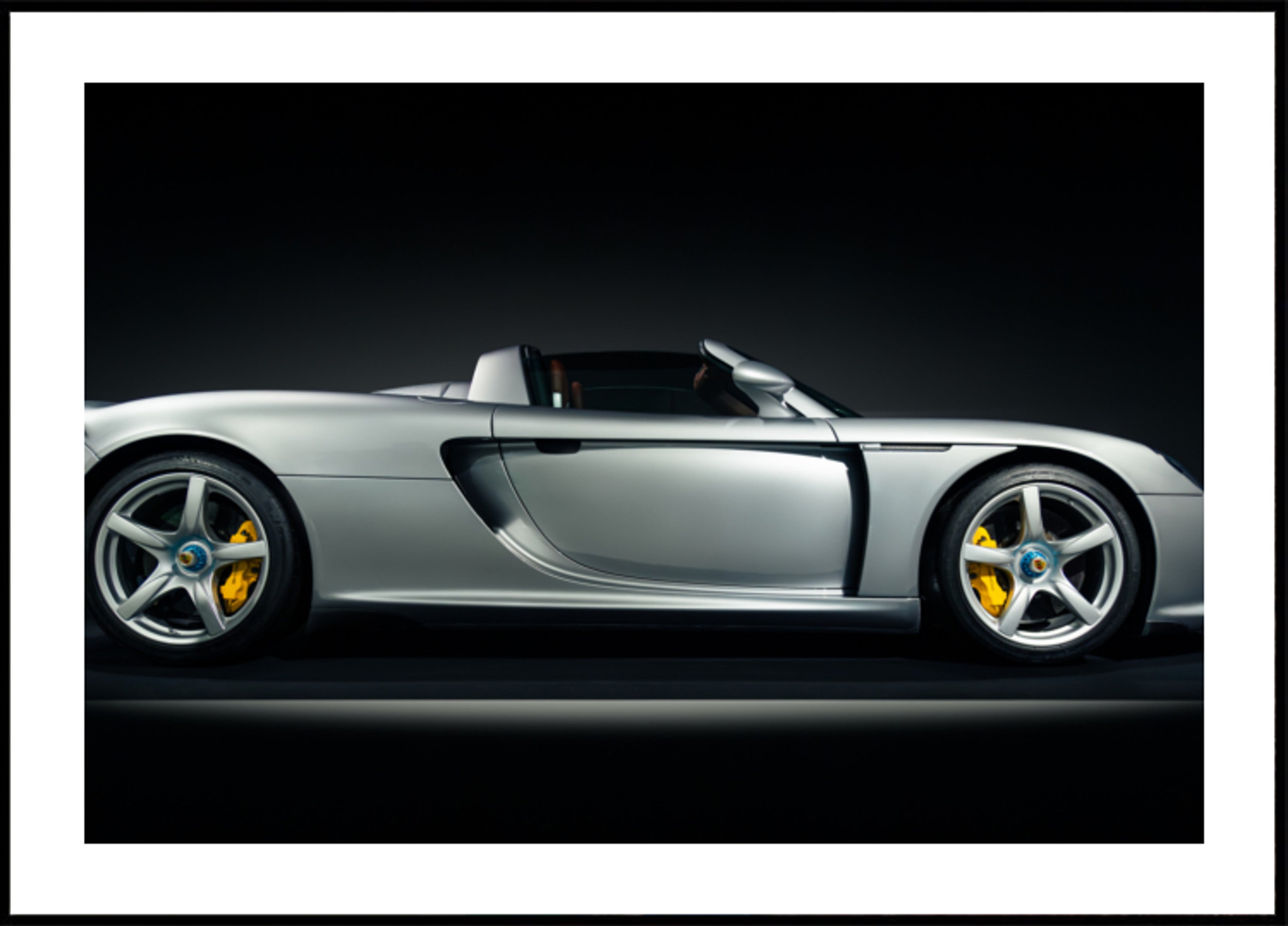 Tyylikäs hopeinen superauto